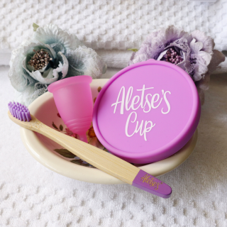 Caja incluye:
1 Taza menstrual esterilizadora plegable de silicona Aletse s Cup con capacidad de 2